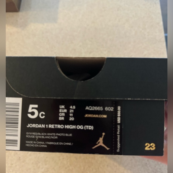 Jordan 1 Retro High OG Kids Shoes - Size 5C - Picture 4 of 4